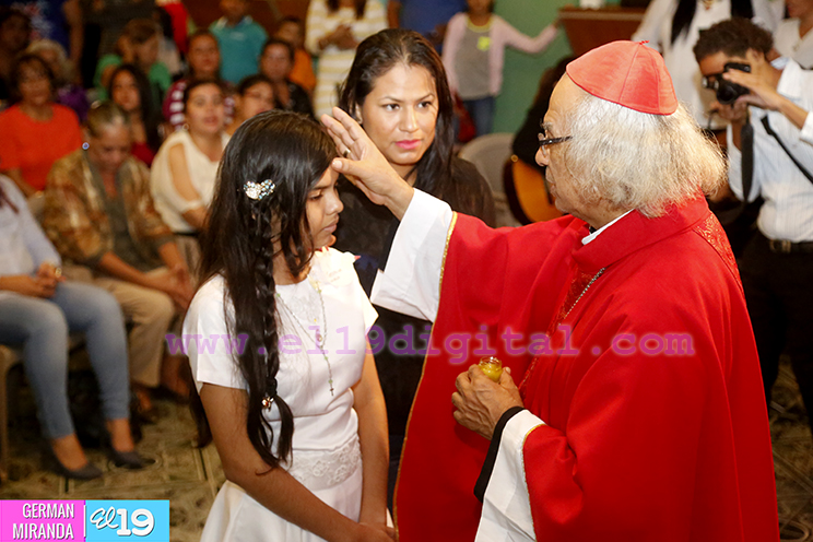 Cardenal Leopoldo Brenes da el sacramento de la confirmación a 80 jóvenes