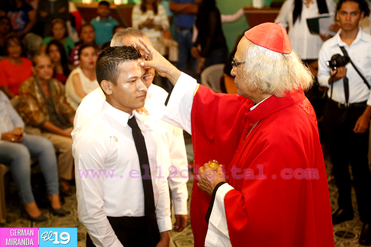 Cardenal Leopoldo Brenes da el sacramento de la confirmación a 80 jóvenes