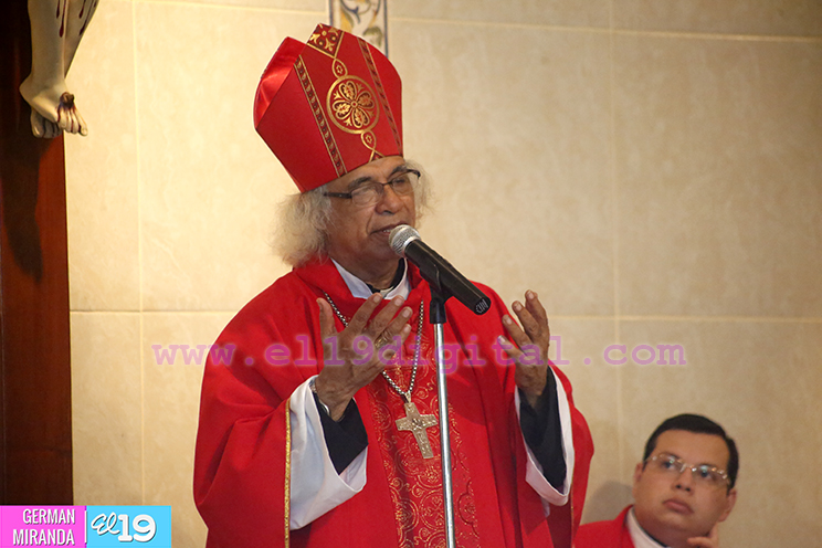 Cardenal Leopoldo Brenes da el sacramento de la confirmación a 80 jóvenes