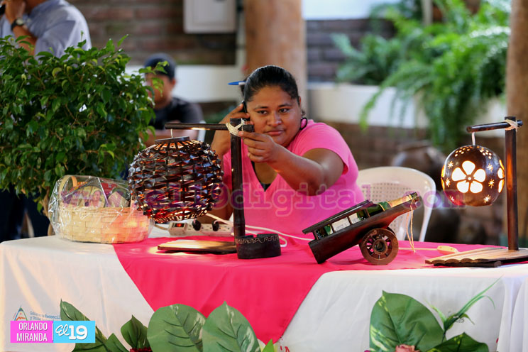 Artesanías de cuero y bambú, una opción diferente para regalar en esta Navidad
