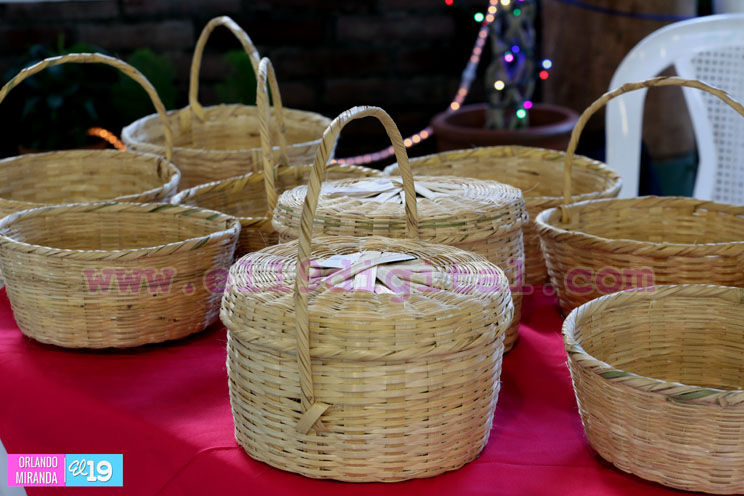 Artesanías de cuero y bambú, una opción diferente para regalar en esta Navidad