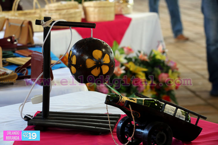 Artesanías de cuero y bambú, una opción diferente para regalar en esta Navidad