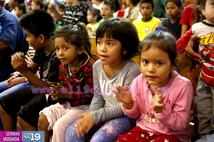 Pequeños le cantan al Niño Jesús en su primer día de novenario