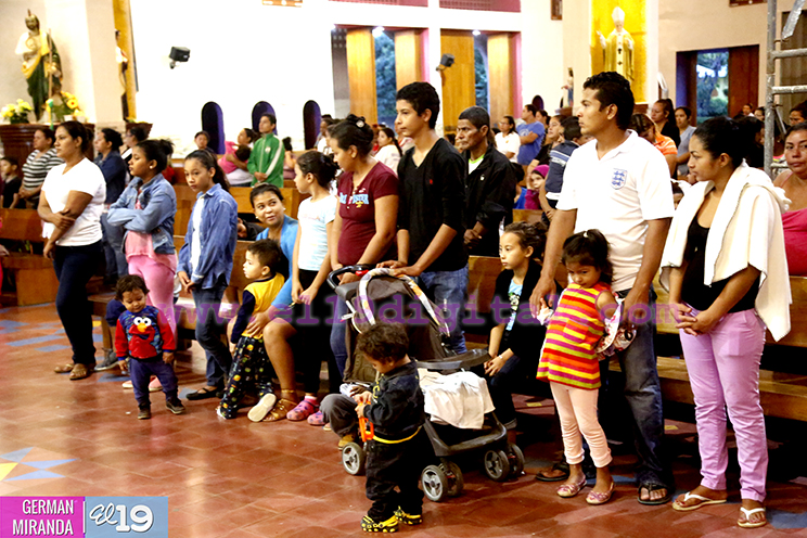 Pequeños le cantan al Niño Jesús en su primer día de novenario