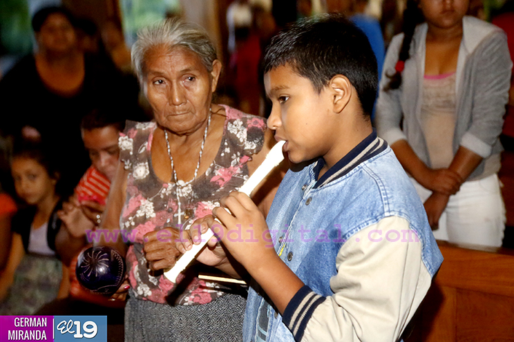 Pequeños le cantan al Niño Jesús en su primer día de novenario