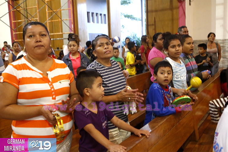Pequeños le cantan al Niño Jesús en su primer día de novenario