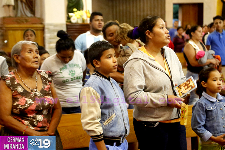 Pequeños le cantan al Niño Jesús en su primer día de novenario