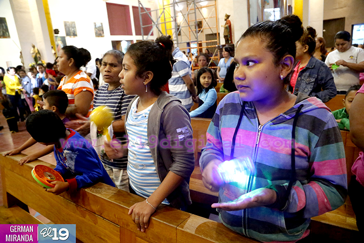 Pequeños le cantan al Niño Jesús en su primer día de novenario