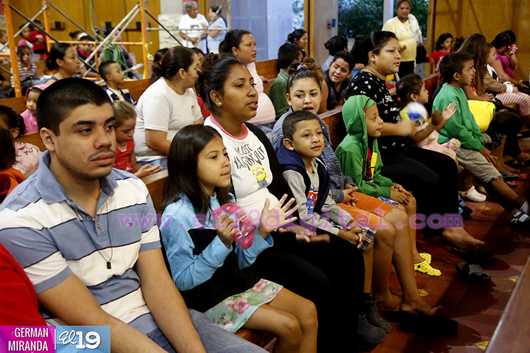 Pequeños le cantan al Niño Jesús en su primer día de novenario
