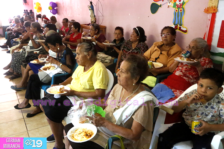 Adultos Mayores celebran la Natividad del Niño Jesús