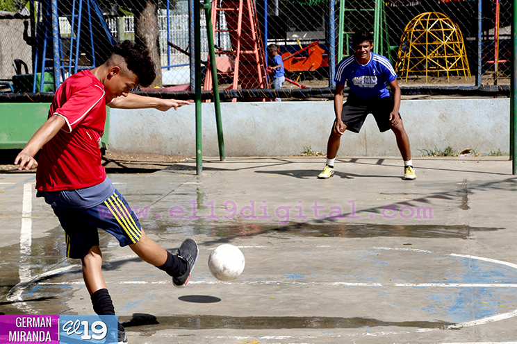 Equipos de fútbol participan en tarde de penales