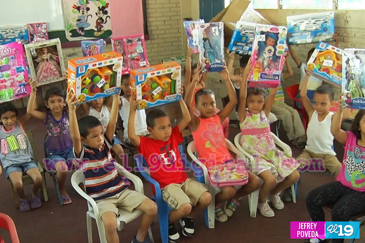 Agradecen al Gobierno por hacer feliz a niñas y niños con  entrega de juguetes