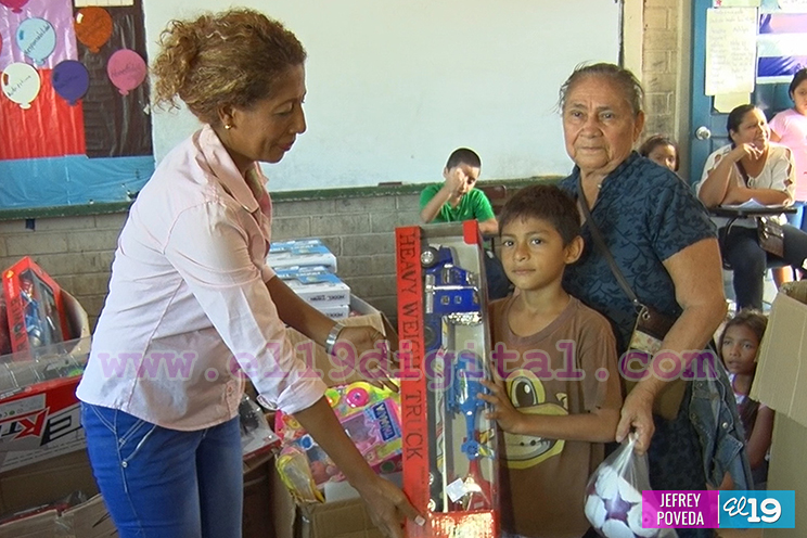 Agradecen al Gobierno por hacer feliz a niñas y niños con  entrega de juguetes