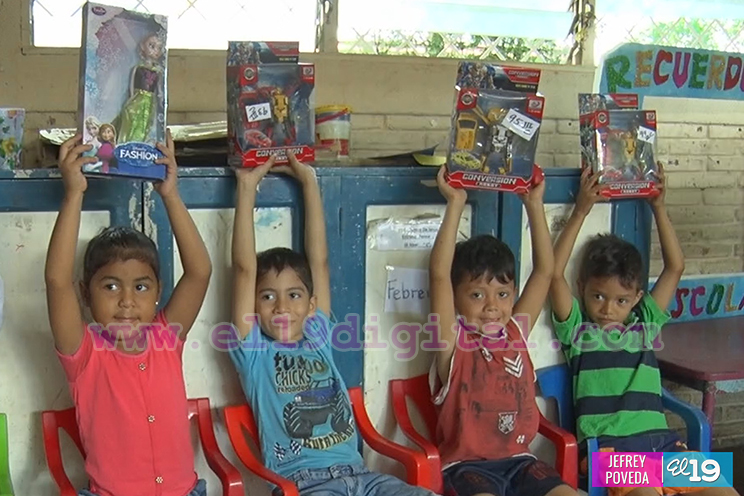 Agradecen al Gobierno por hacer feliz a niñas y niños con  entrega de juguetes