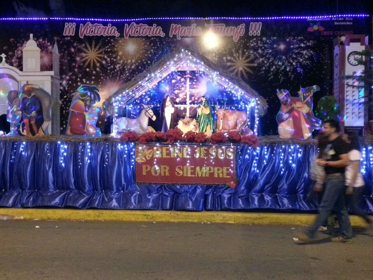 Familias caraceñas disfrutan de pesebres y ambientes navideños