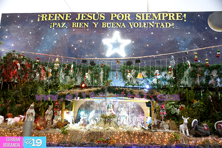 La víspera de Navidad es vivida con alegría en la Avenida de Bolívar a Chávez