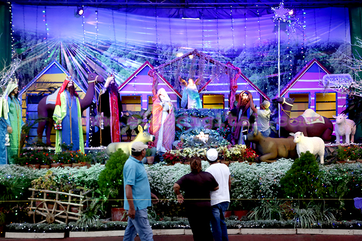 La víspera de Navidad es vivida con alegría en la Avenida de Bolívar a Chávez