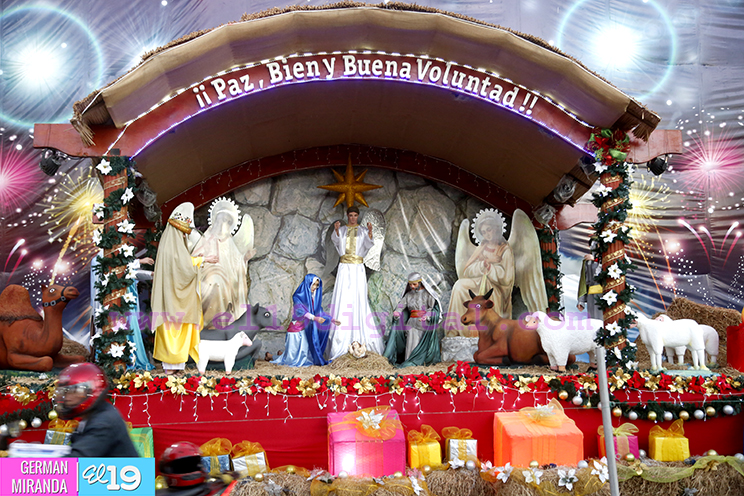La víspera de Navidad es vivida con alegría en la Avenida de Bolívar a Chávez