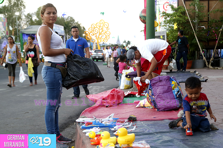 La víspera de Navidad es vivida con alegría en la Avenida de Bolívar a Chávez