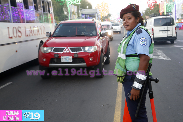 La víspera de Navidad es vivida con alegría en la Avenida de Bolívar a Chávez