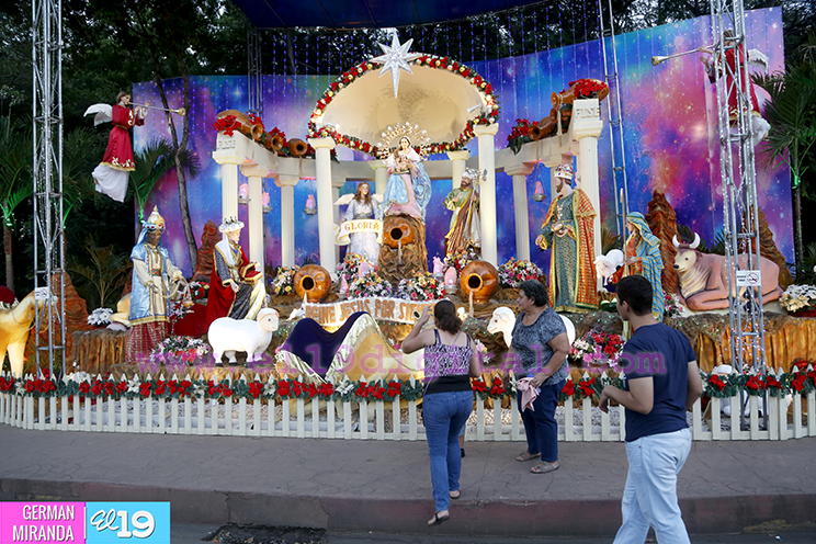 La víspera de Navidad es vivida con alegría en la Avenida de Bolívar a Chávez