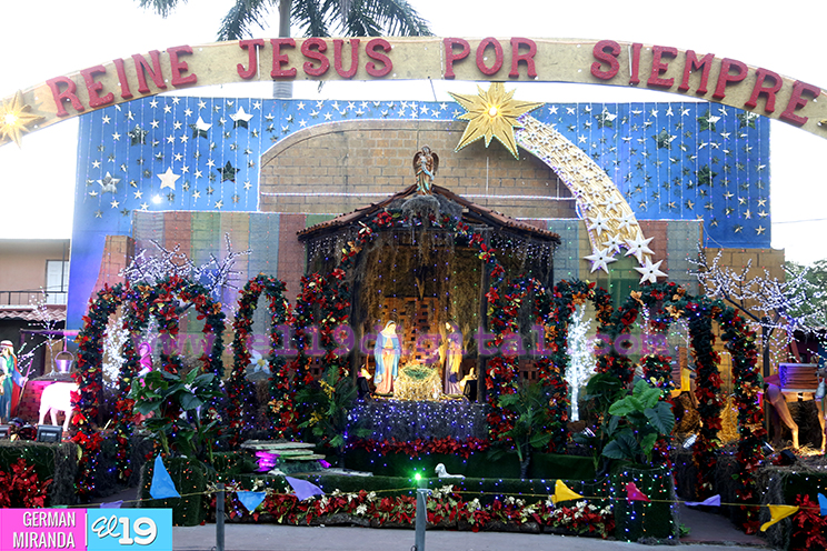 La víspera de Navidad es vivida con alegría en la Avenida de Bolívar a Chávez
