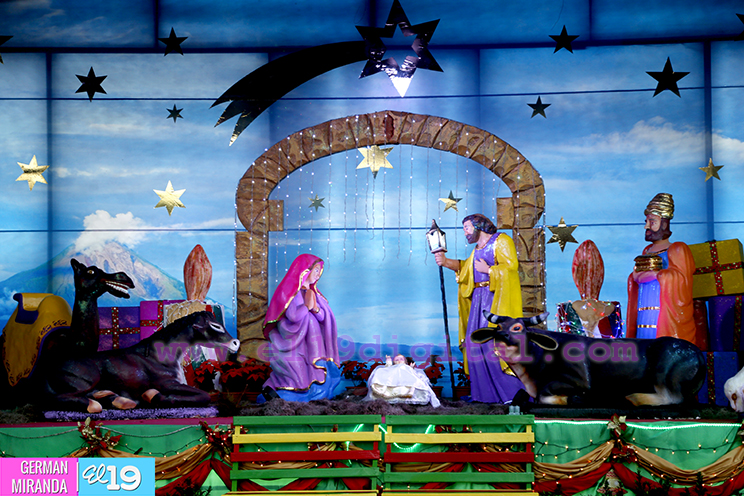 La víspera de Navidad es vivida con alegría en la Avenida de Bolívar a Chávez