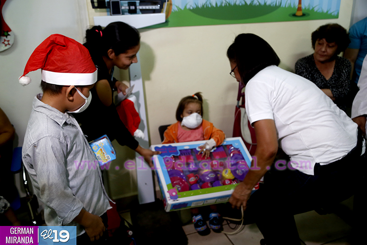 Pacientitos de La Mascota celebran la Navidad con alegría