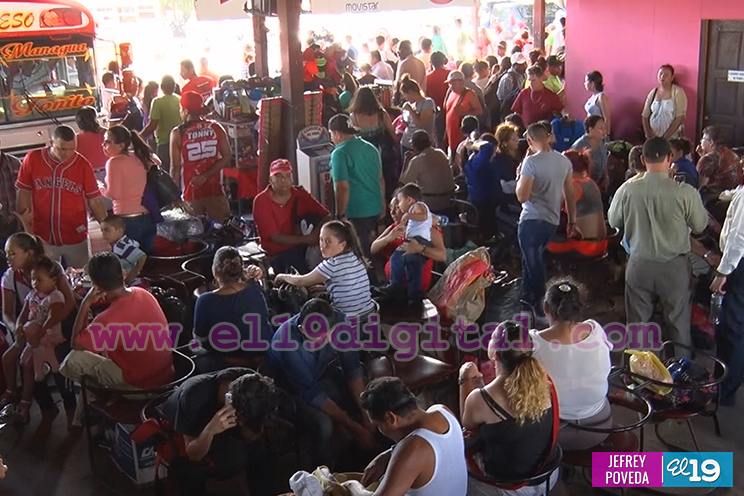 Miles viajan a los departamentos para reunirse con sus familiares en Navidad