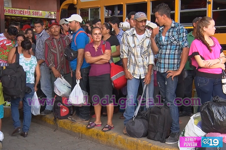 Miles viajan a los departamentos para reunirse con sus familiares en Navidad