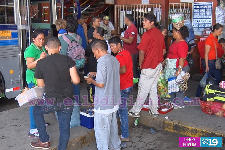 Miles viajan a los departamentos para reunirse con sus familiares en Navidad