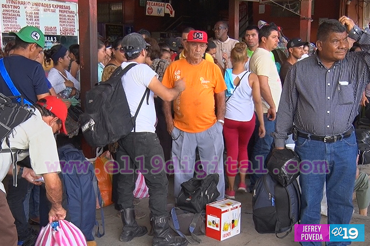 Miles viajan a los departamentos para reunirse con sus familiares en Navidad