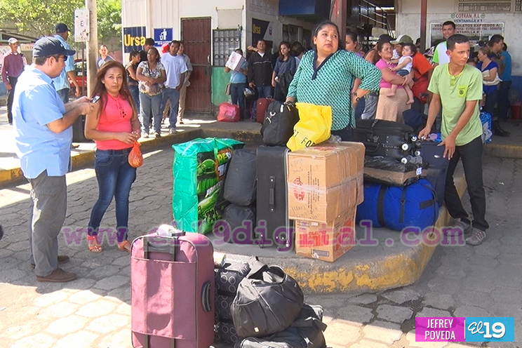 Miles viajan a los departamentos para reunirse con sus familiares en Navidad