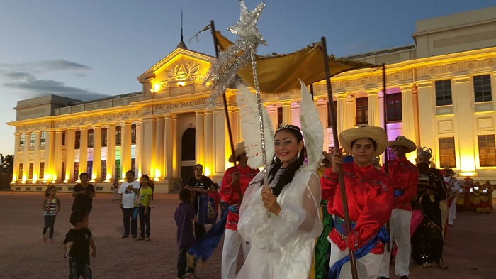 Familias disfrutaron tradicional Pastorela  que recorrió Avenida de Bolívar a Chávez