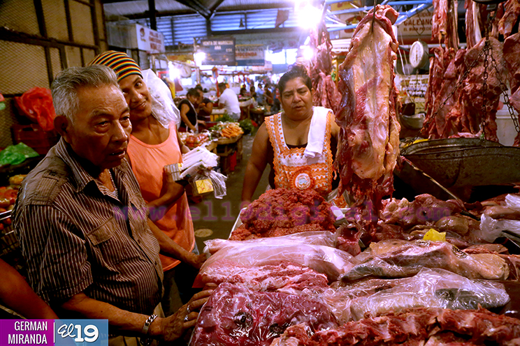 Mercado Roberto Huembes abarrotado de compradores en vísperas de Navidad