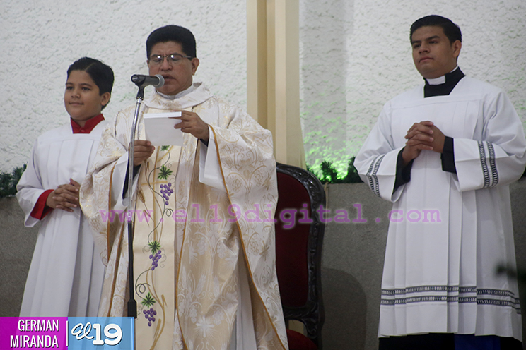 Familias capitalinas asisten a Misa de la Natividad del Señor