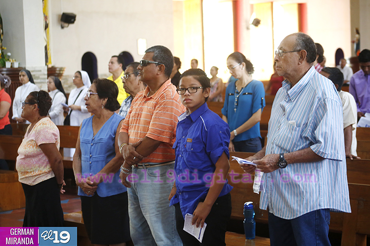 Familias capitalinas asisten a Misa de la Natividad del Señor