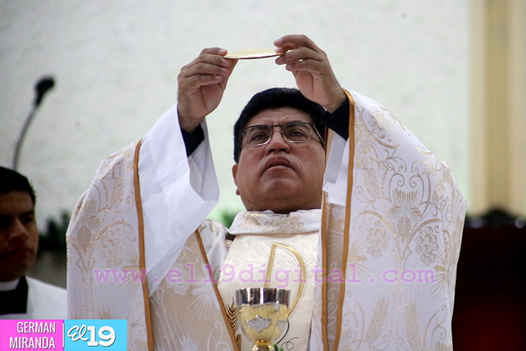 Familias capitalinas asisten a Misa de la Natividad del Señor