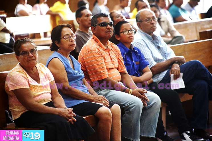 Familias capitalinas asisten a Misa de la Natividad del Señor