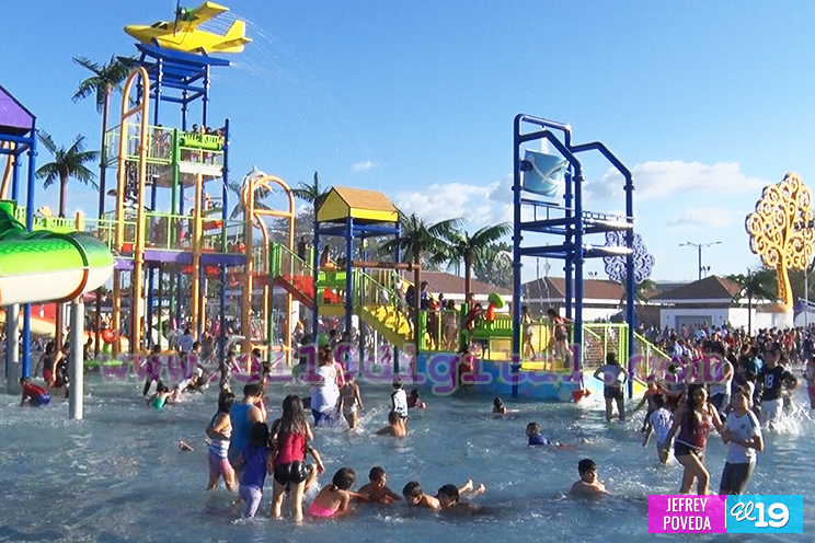 Niños viven una experiencia inolvidable en Parque Acuático