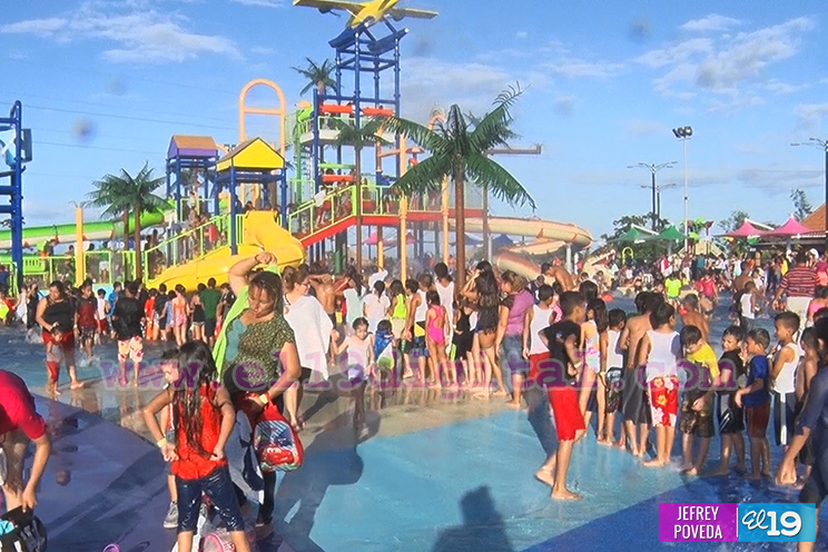 Niños viven una experiencia inolvidable en Parque Acuático