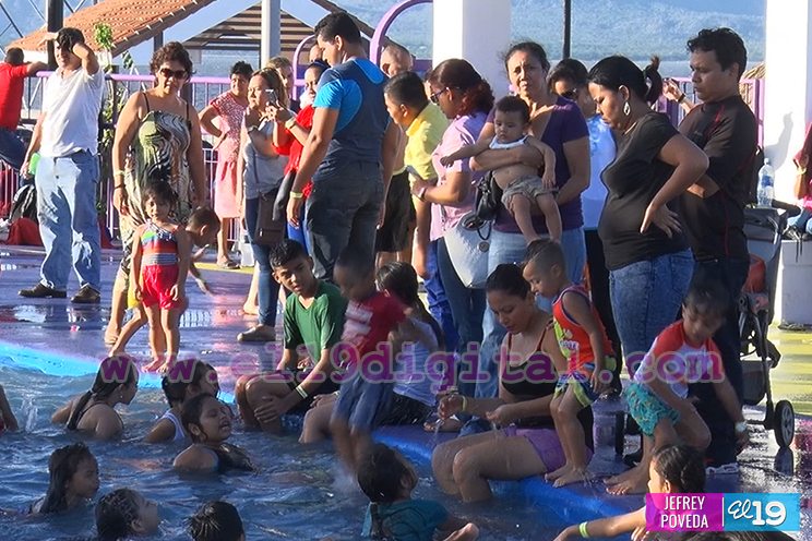 Niños viven una experiencia inolvidable en Parque Acuático