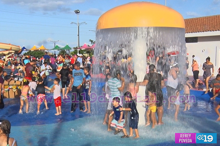Niños viven una experiencia inolvidable en Parque Acuático