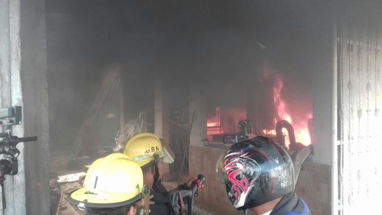 Una vivienda calcinada en barrio 19 de Julio