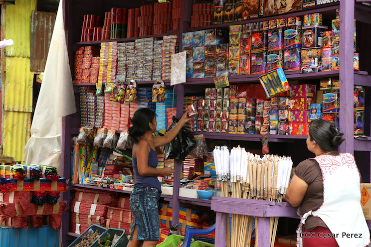 Comerciantes registran buenas ventas de productos pirotécnicos