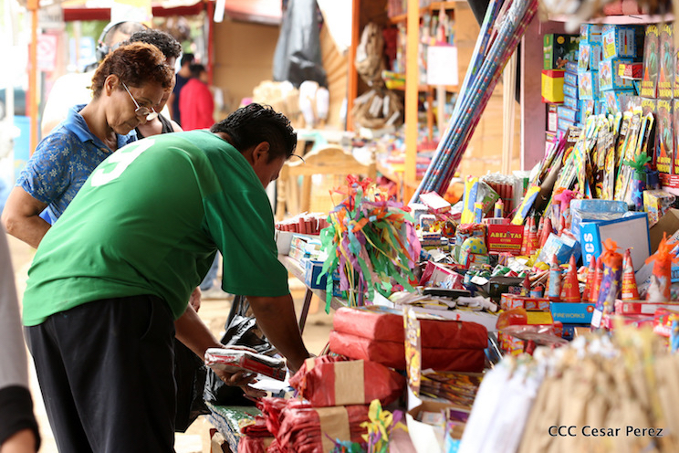 Comerciantes registran buenas ventas de productos pirotécnicos