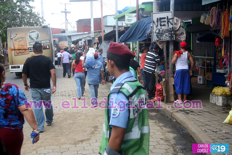 Policía Nacional desplegada en mercados, terminales y paradas de buses