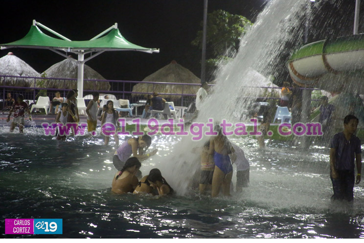 Familias disfrutan de la tranquilidad, seguridad y sano esparcimiento de Parque Acuático