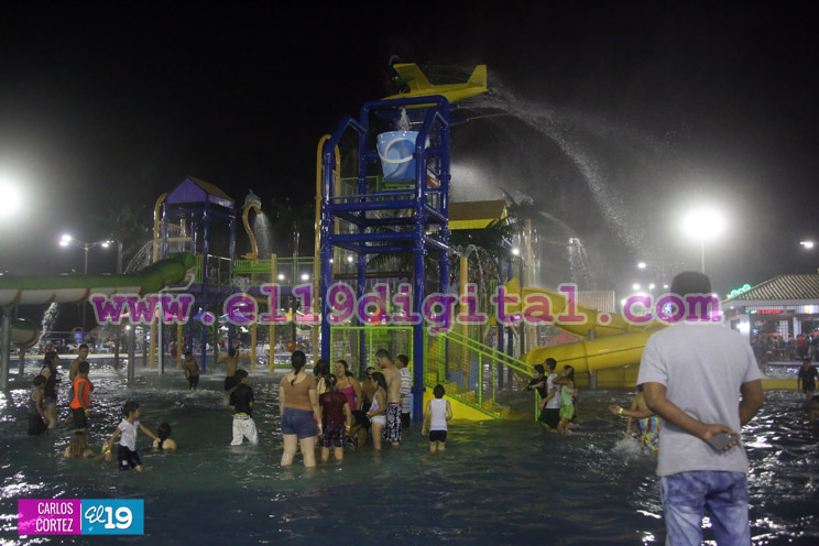 Familias disfrutan de la tranquilidad, seguridad y sano esparcimiento de Parque Acuático