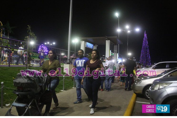 Familias disfrutan de la tranquilidad, seguridad y sano esparcimiento de Parque Acuático